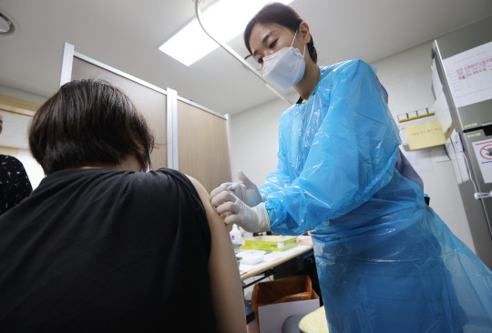 김인철 기자 = 18~49세 연령층에 대한 코로나19 백신 예방접종이 시작된 26일 서울 양천구 홍익병원에서 한 시민이 접종을 하고 있다.  연합뉴스